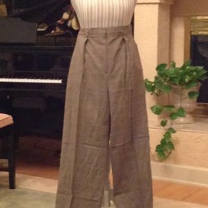 Beautiful houndstooth trousers.